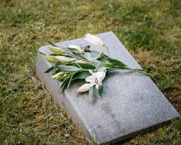 Quelle colle pour plaque funéraire moderne ?